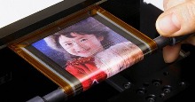 Sony ra mắt loại màn hình cuộn mỏng hơn sợi tóc