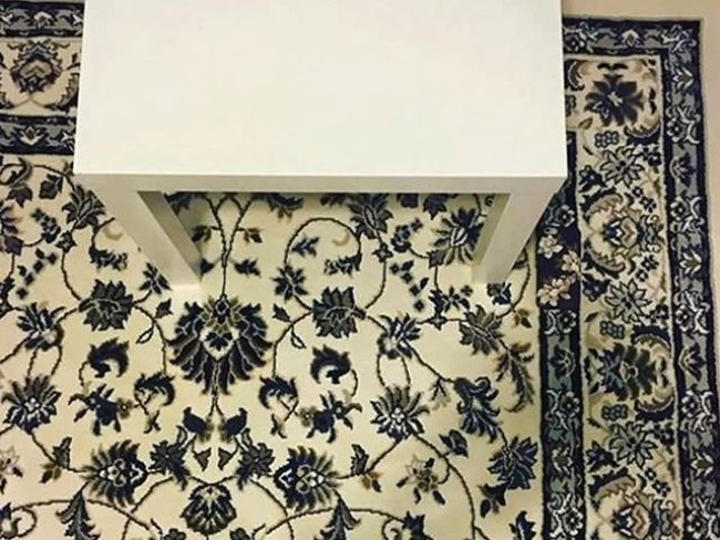 Bạn có nhìn thấy chiếc điện thoại trên thảm không?