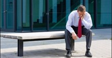 10 dấu hiệu cảnh báo khủng hoảng tuổi trung niên ai cũng cần biết