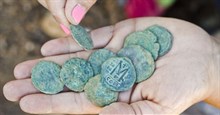 9 đồng xu thời Byzantine 1400 năm tuổi tìm thấy ở đường cao tốc Jerusalem