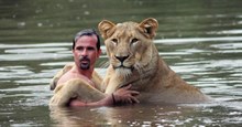 Cảnh sư tử lao tới ôm chầm ân nhân trong tư thế vồ mồi khiến người xem đứng tim
