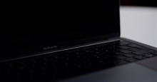 Người dùng quên tăng độ sáng màn hình MacBook Pro, Apple tưởng thiết bị hỏng và bỏ ra hơn 10.000 USD để bảo hành