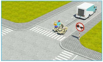 Xe tải kéo mô tô ba bánh như hình này có đúng quy tắc giao thông không?