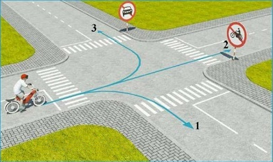 Câu hỏi 17: Theo mũi tên, những hướng nào xe gắn máy đi được?