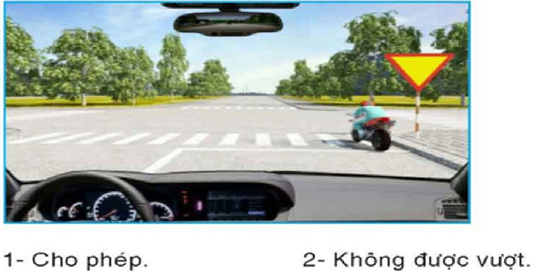 Câu hỏi 28: Bạn có được phép vượt mô tô ở phía trước không?