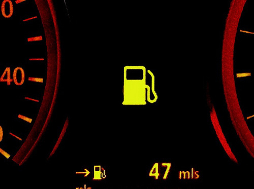 Câu hỏi 15: Khi động cơ ô tô đã khởi động, bảng đồng hồ xuất hiện ký hiệu như hình vẽ dưới dây, báo hiệu tình trạng như thế nào của xe?