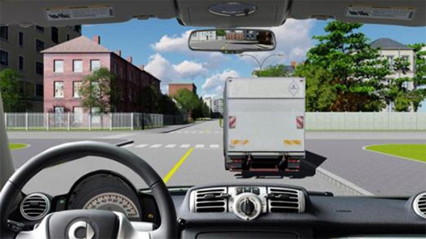 Câu 14: Người lái xe có được vượt xe tải để đi thẳng trong trường hợp này không?