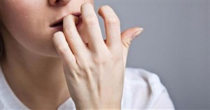 Bị xước măng rô (móng rô) là thiếu chất gì? Nguyên nhân và cách xử lý