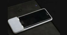 Chiếc case này biến smartphone của bạn thành robot, có thể bò tới chỗ sạc không dây