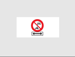 Câu số 17: Khi gặp biển này, xe mô tô ba bánh có được phép rẽ trái hoặc rẽ phải hay không ?