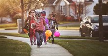 Tại sao lại chơi "trick or treat" vào Halloween?